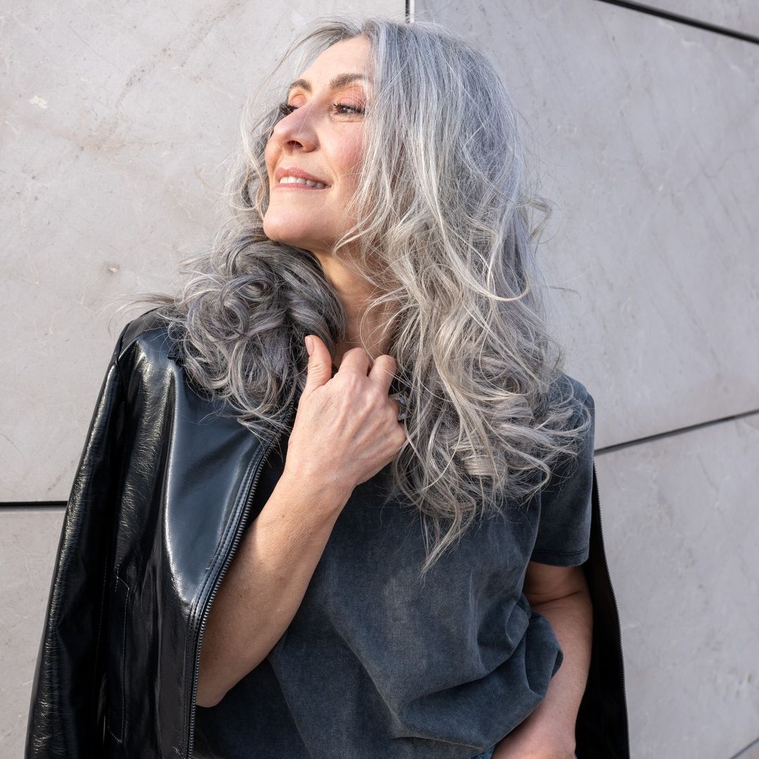 Valeria Sechi, modella dai capelli grigi, nella campagna Great Lengths.