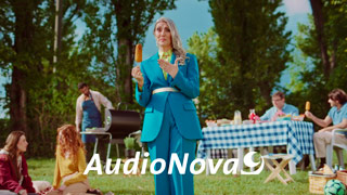 Valeria Sechi in abito blu nella campagna Audionova