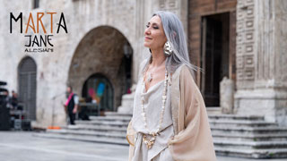Valeria Sechi mentre sfila ad Ascoli Piceno per la stilista Marta Jane Alesiani