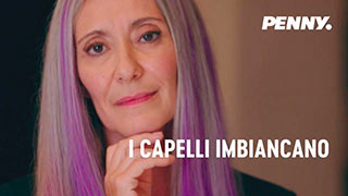 Primo piano della modella Valeria Sechi, con capelli grigi e alcune ciocche viola, nello spot Penny