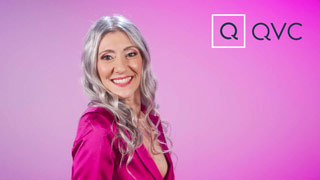 Primo piano di Valeria Sechi in abito fucsia nella campagna Non ho l'età di QVC Italia