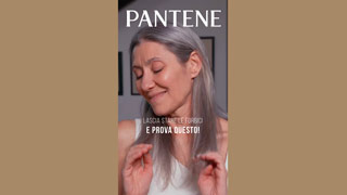 Fotogramma con primo piano di Valeria Sechi mentre sorride, parte della campagna Pantene per Bond Repair
