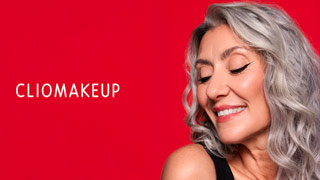 Primo piano della modella dai capelli grigi Valeria Sechi per la campagna Eyeliner 360 Flip di Clio Makeup