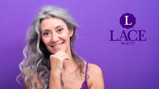 Primo piano di Valeria Sechi su fondo viola nella campagna pubblicitaria per Lace Beauty