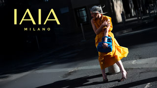 Street photography di Valeria Sechi in abito giallo e borsa azzurra di IAIA Milano