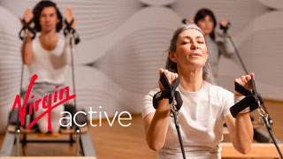 Primo piano della modella Valeria Sechi mentre fa esercizio di pilates con una macchina in una palestra Virgin Active
