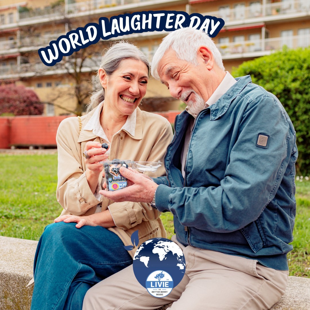 Valeria Sechi with a white-haired man eating Livie blueberries on a park bench