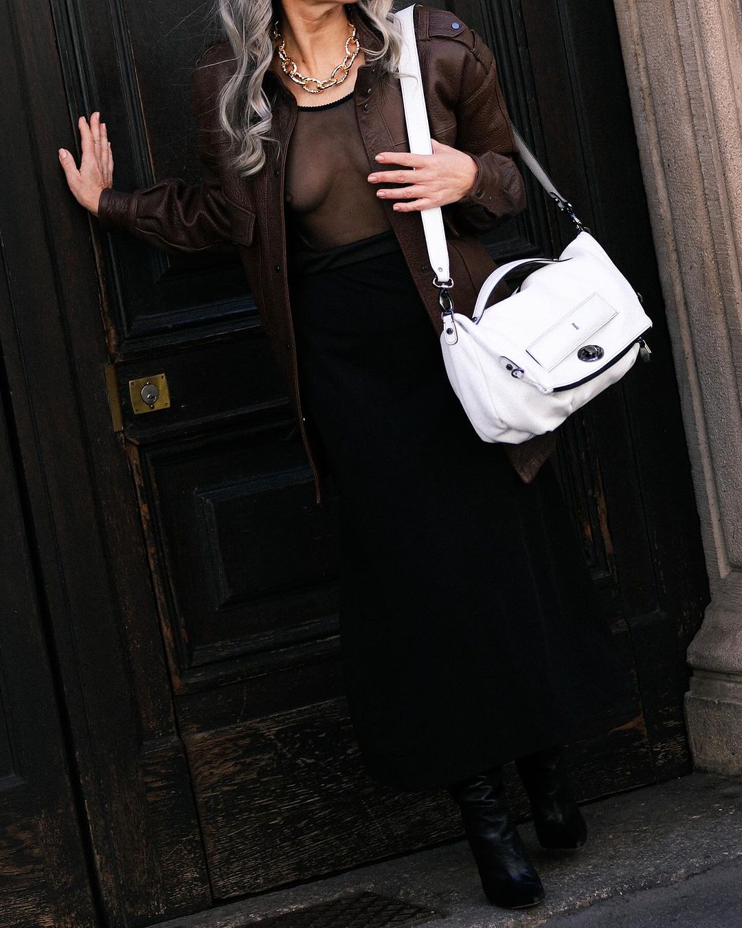Valeria Sechi, modella dai capelli grigi, nella campagna IaiaBag Milano