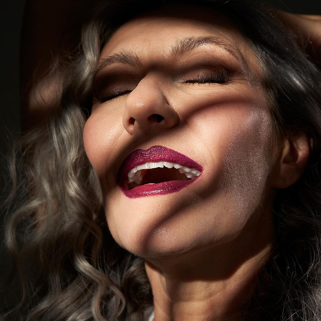 Valeria Sechi, modella dai capelli grigi, nella campagna BGGTH Bad Girls Go To Heaven Beauty
