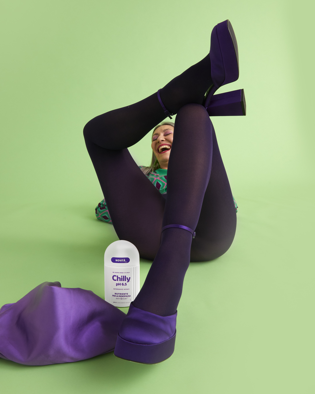 Valeria Sechi, modella dai capelli grigi, nella campagna Chilly.