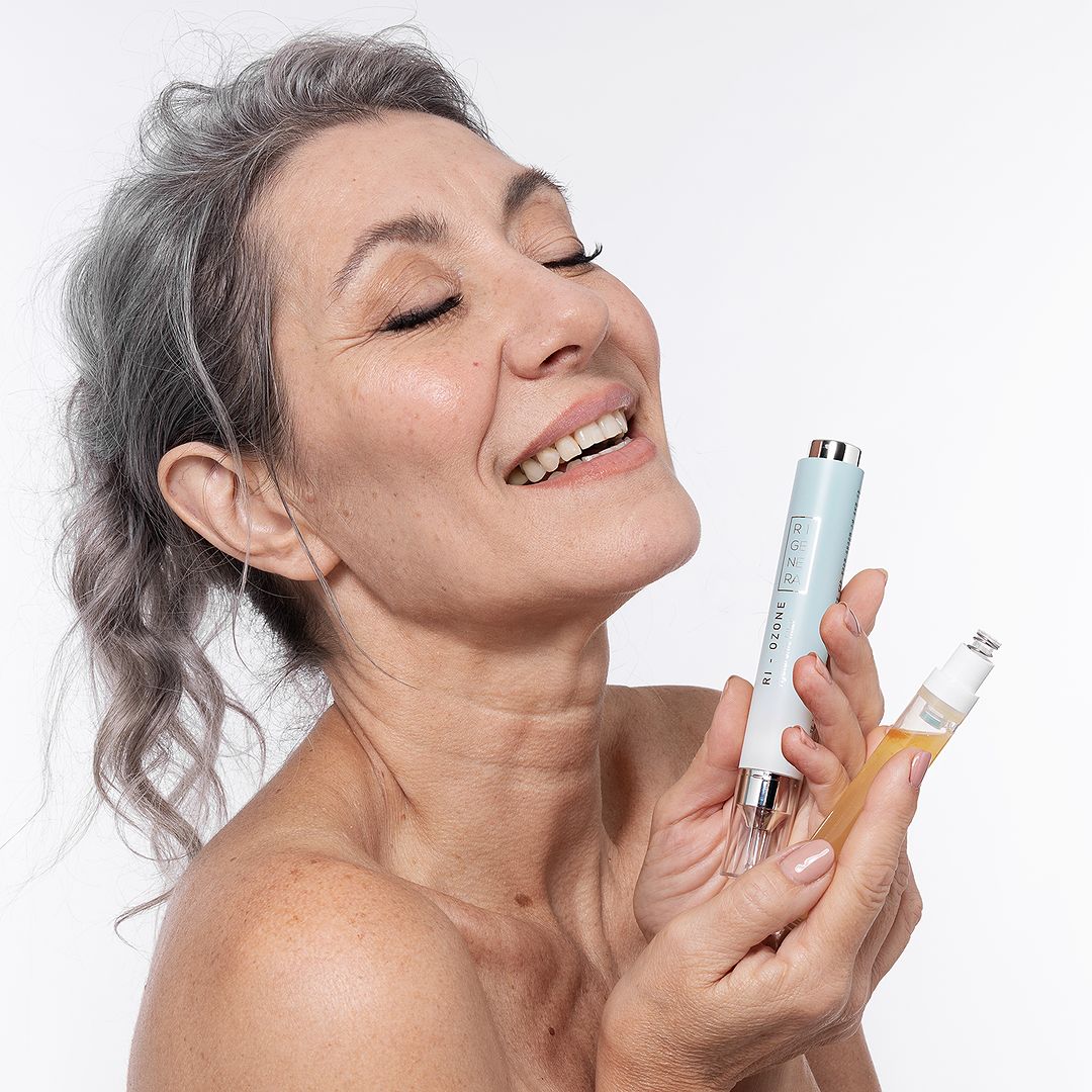 Valeria Sechi, modella dai capelli grigi, nella campagna Rigenera Microneedling.