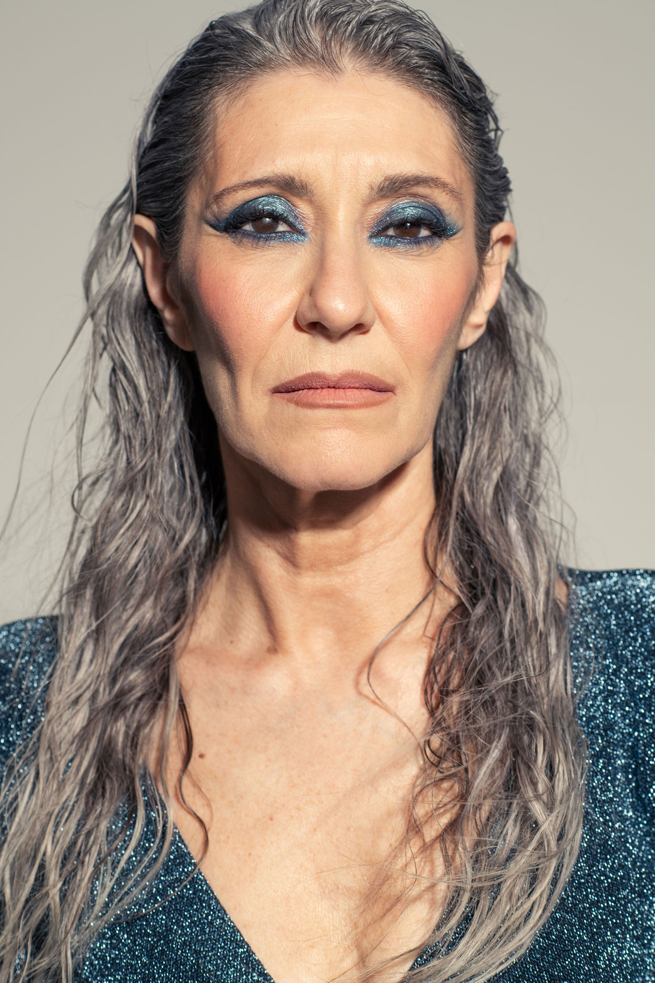 Valeria Sechi, modella dai capelli grigi, nella campagna Pharmacos.