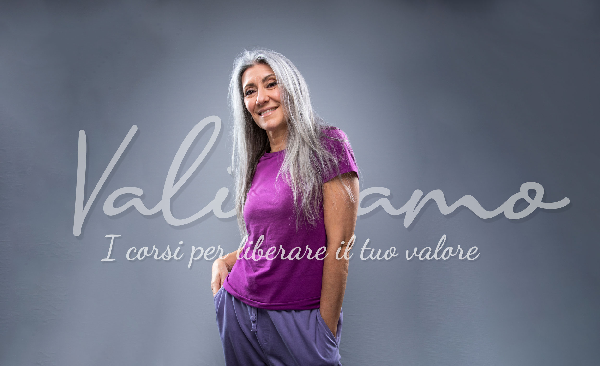 Copertina dei corsi Valiamo, con Valeria Sechi in primo piano e il logo Valiamo dietro di lei